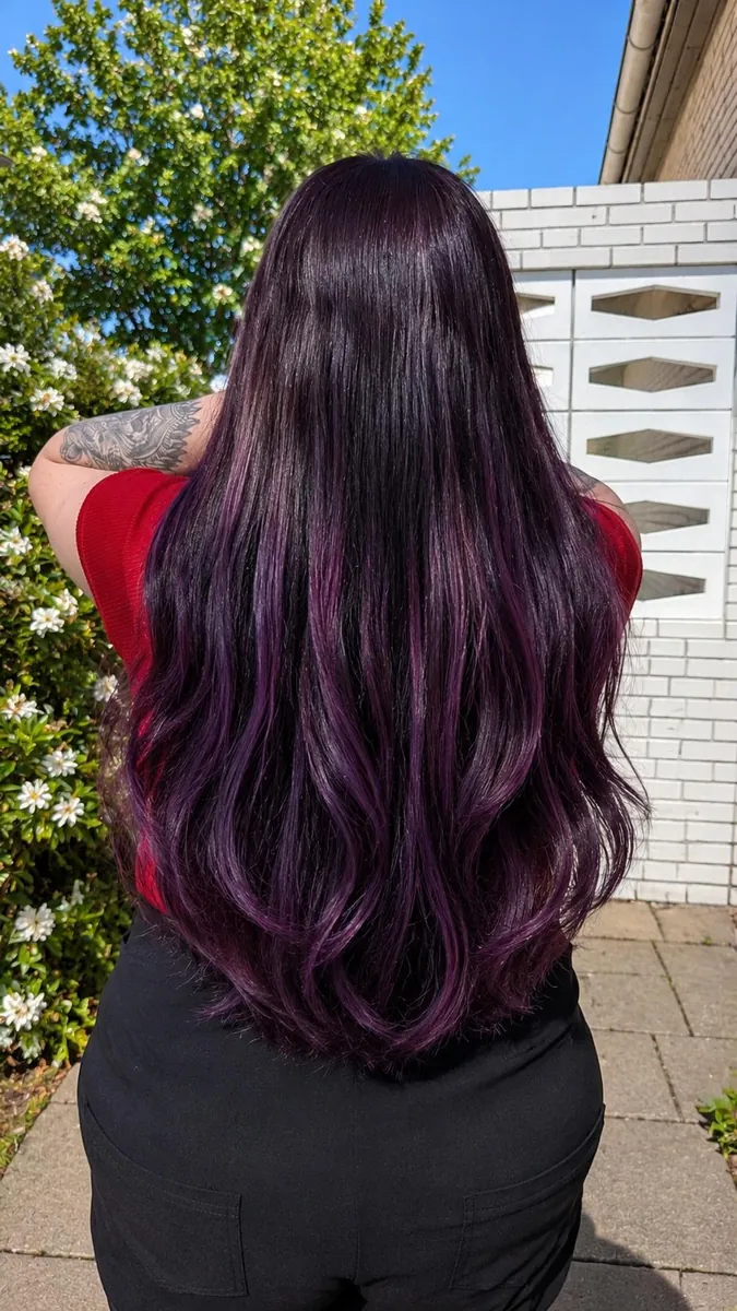 Tiefviolette, glänzende Haarverlängerung im Freien