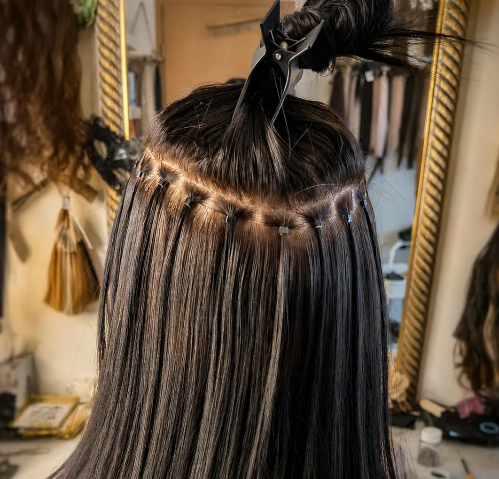 Detail: Tresse mit Mikroringen sauber an einer Haarreihe befestigt