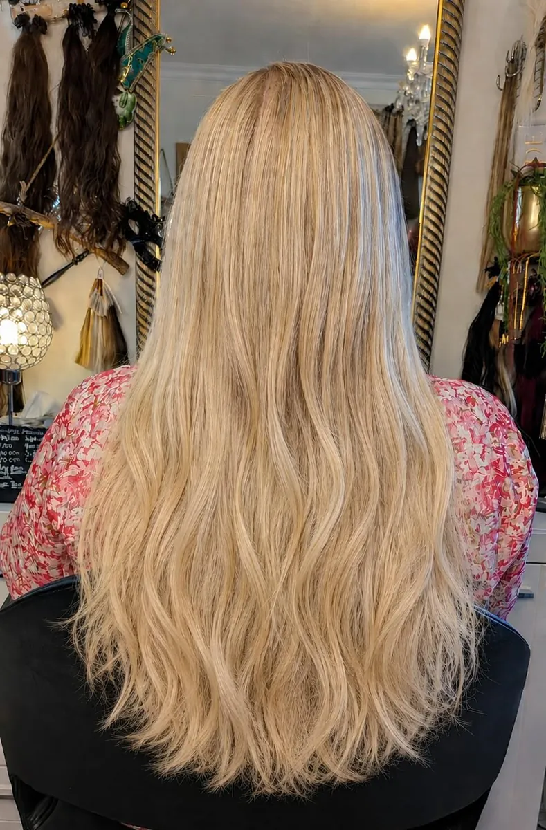 Goldblonde Haarverlängerung mit natürlichem Fall
