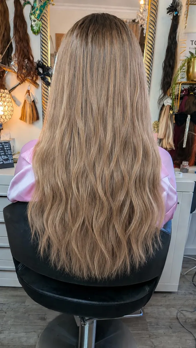 Dunkelblonde, leicht gewellte Haarverlängerung
